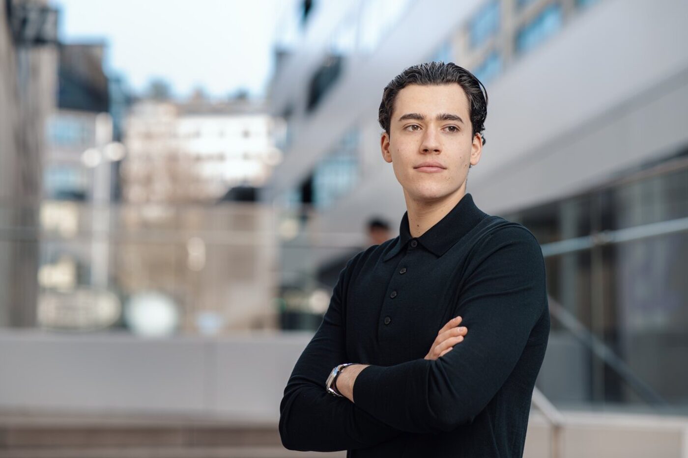 Vincent Rasmussen vor einem Buerogebaeude